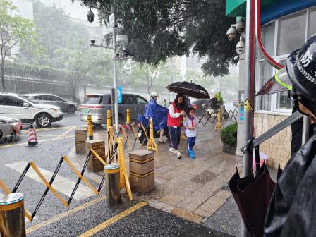 大雨无情人有情 滨小家长义工护学暖人心