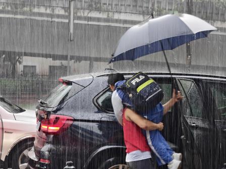 大雨无情人有情 滨小家长义工护学暖人心