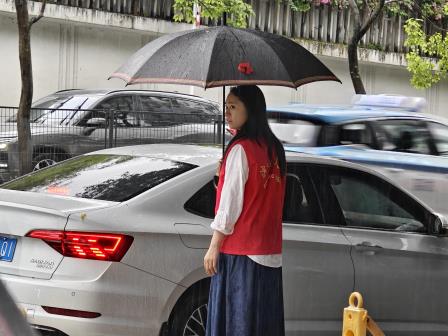 大雨无情人有情 滨小家长义工护学暖人心