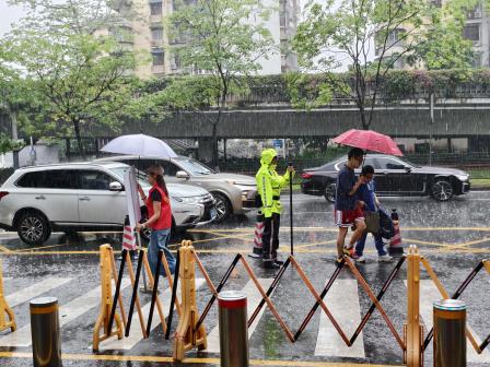大雨无情人有情 滨小家长义工护学暖人心