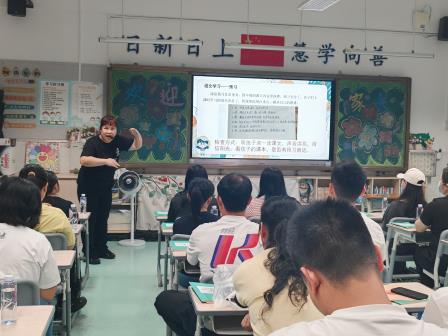 书香伴成长 家校共育暖人心——华丽小学召开全年级专题家长会
