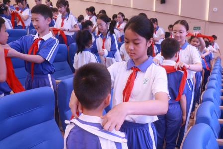 高举队旗薪火传，争做时代好少年—— 淘金山小学举行新队员入队仪式