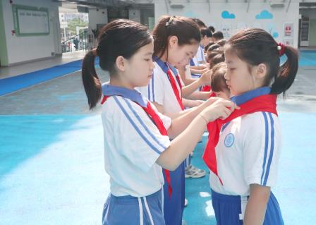 高举队旗跟党走 做新时代好少年—— 湖贝小学举行一年级新队员入队仪式