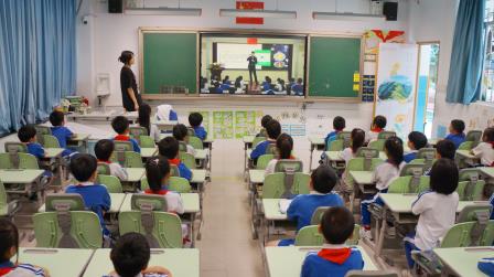 “时间宝藏”开启科学之旅——深圳市南湖小学开展校长课堂科普教学活动