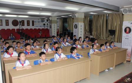 “时间宝藏”开启科学之旅——深圳市南湖小学开展校长课堂科普教学活动