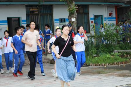 罗芳小学开展防震减灾应急疏散演练 筑牢校园安全防线