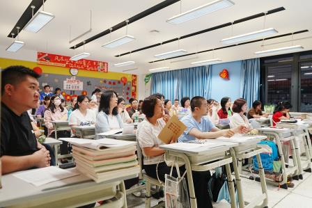 同心赴约 共育花开——翠园东晓创新学校 初中部召开2025-2026学年第二学期家长会