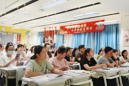 同心赴约 共育花开——翠园东晓创新学校 初中部召开2025-2026学年第二学期家长会
