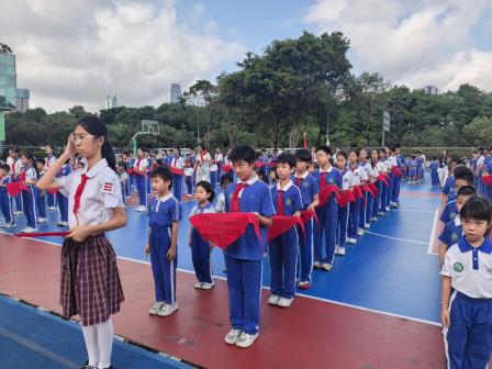 高举队旗跟党走，做新时代好少年——深圳市洪湖小学举行少先队首批新队员入队仪式