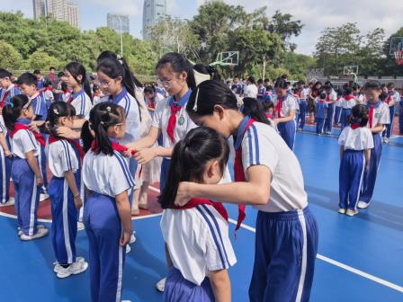 高举队旗跟党走，做新时代好少年——深圳市洪湖小学举行少先队首批新队员入队仪式
