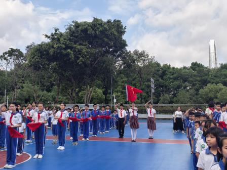 高举队旗跟党走，做新时代好少年——深圳市洪湖小学举行少先队首批新队员入队仪式