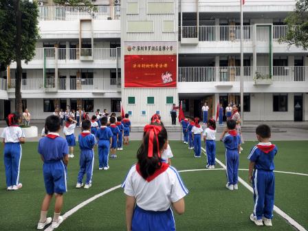 高举队旗跟党走 争做新时代好少年——莲塘小学举行一年级新队员入队暨法治副校长及中队辅导员聘任仪式