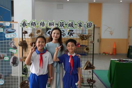鲁迅文学奖得主杨晓民为梧桐小学赋诗，朗诵名家林登登深情献声