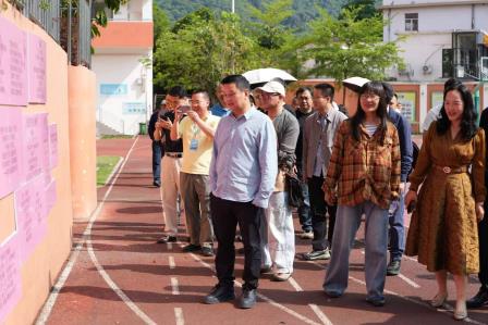 鲁迅文学奖得主杨晓民为梧桐小学赋诗，朗诵名家林登登深情献声