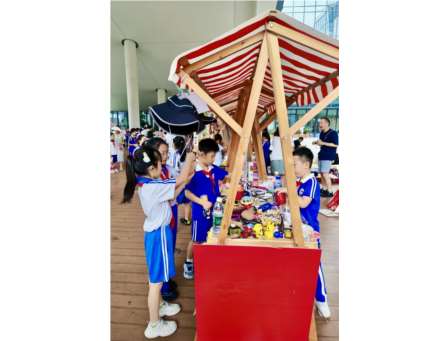 小小摊位传大爱，童心义卖暖人心——水库学子积极参与爱心童市义卖活动