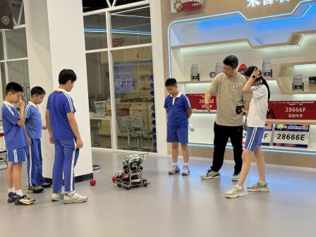 探秘科技世界，点亮创新梦想——水库学子走进深圳中学初中部机器人实验室