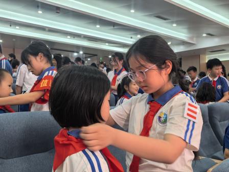 高举队旗跟党走 做新时代好少年——深圳市东昌小学举行2026年一年级首批新队员入队仪式