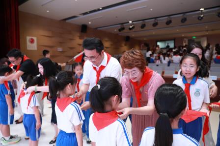 党建引领筑初心 红领巾逐梦向未来 —— 翠园东晓创新学校举行仪式一年级首批少先队员入队