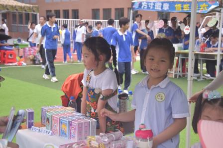 深圳市松泉实验学校举办“小买卖·大成长”幼小初联动校园自贸区活动
