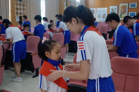 高举队旗跟党走，做新时代好少年 ——罗湖小学举行一年级首批新队员入队仪式