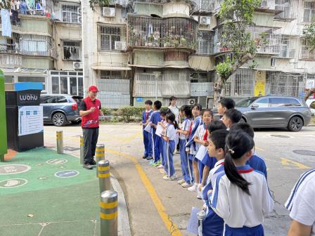 幸福向西·少年行：争做社区小主人，共建老旧新家园——向西小学联合南湖街道文锦社区开展社区治理主题实践活动
