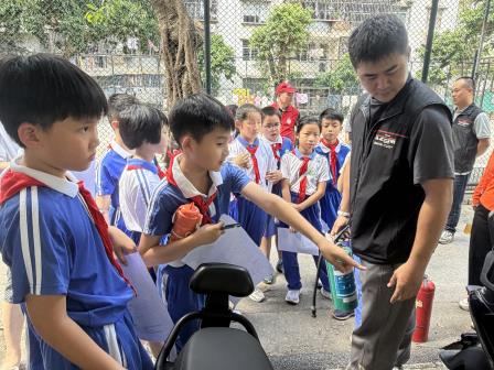 幸福向西·少年行：争做社区小主人，共建老旧新家园——向西小学联合南湖街道文锦社区开展社区治理主题实践活动