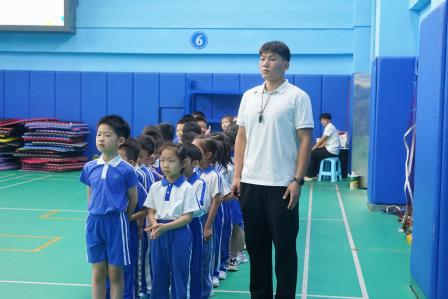 趣味运动展风采 活力课堂促成长 ----罗湖小学开展实习老师体育展示课活动