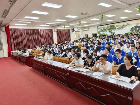以关键破题，以思维提分 ——罗外初中开展道德与法治中考专题讲座