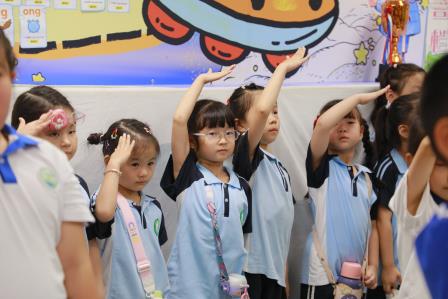 墨香伴成长 欢歌送祝福——深圳市仙桐实验小学举行毕业季主题升旗仪式