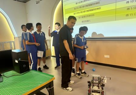 科创研学架桥梁，小初贯通促衔接——深圳市水库小学六年级学生走进深中初中部机器人实验室开展“每周半天计划”研学活动