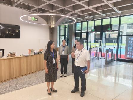 罗湖区发展和改革局副局长吴爱华一行莅临罗湖外语小学调研指导
