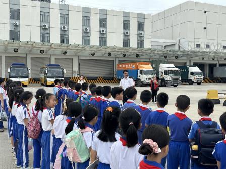 罗外娃走进莲塘海关开展常态研学活动