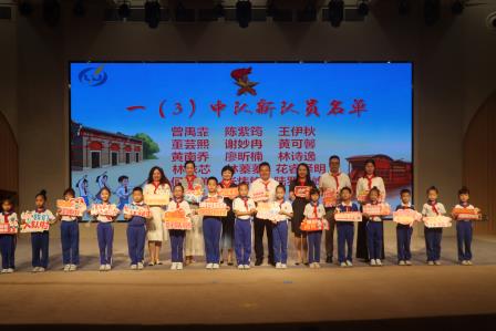罗湖外语小学举行一年级新队员入队仪式