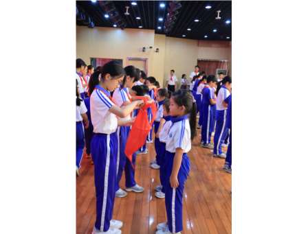 高举队旗跟党走，做新时代好少年 ——深圳市滨河小学2026年首批新队员入队仪式