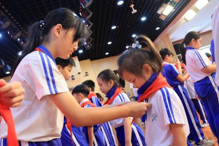 高举队旗跟党走，做新时代好少年 ——深圳市滨河小学2026年首批新队员入队仪式