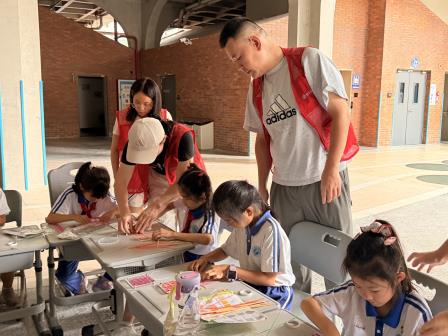 罗湖外语小学真·美术馆举办“非遗编织 匠心传美”高雅艺术进校园系列活动