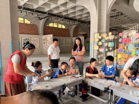 罗湖外语小学真·美术馆举办“非遗编织 匠心传美”高雅艺术进校园系列活动