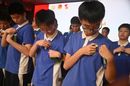 赓续青春荣光 蓄力决胜期末 ——深圳市桂园中学2024级少先队员离队仪式暨入团仪式圆满举行
