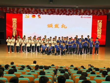 赓续青春荣光 蓄力决胜期末 ——深圳市桂园中学2024级少先队员离队仪式暨入团仪式圆满举行