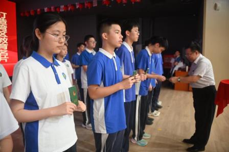 赓续青春荣光 蓄力决胜期末 ——深圳市桂园中学2024级少先队员离队仪式暨入团仪式圆满举行