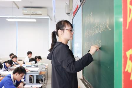 精准视导破瓶颈，专家领航助冲刺——罗湖区教科院专家莅临翠园文锦中学开展初三“靶向提质专项视导”活动