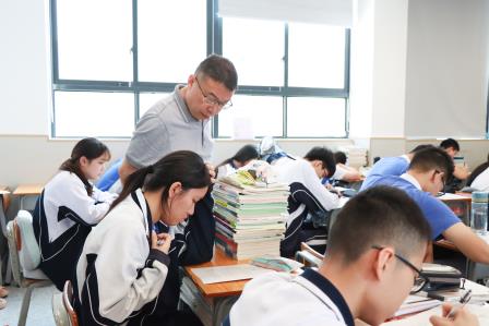 精准视导破瓶颈，专家领航助冲刺——罗湖区教科院专家莅临翠园文锦中学开展初三“靶向提质专项视导”活动