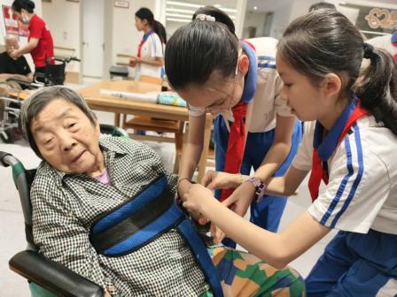 校社联动凝同心 五彩寄情润桑榆 ——深圳市翠北实验小学开展端午节敬老五彩绳手工实践活动