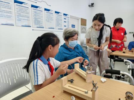 校社联动凝同心 五彩寄情润桑榆 ——深圳市翠北实验小学开展端午节敬老五彩绳手工实践活动