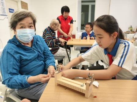 校社联动凝同心 五彩寄情润桑榆 ——深圳市翠北实验小学开展端午节敬老五彩绳手工实践活动