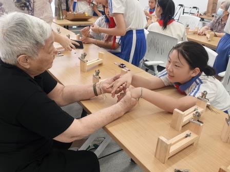校社联动凝同心 五彩寄情润桑榆 ——深圳市翠北实验小学开展端午节敬老五彩绳手工实践活动