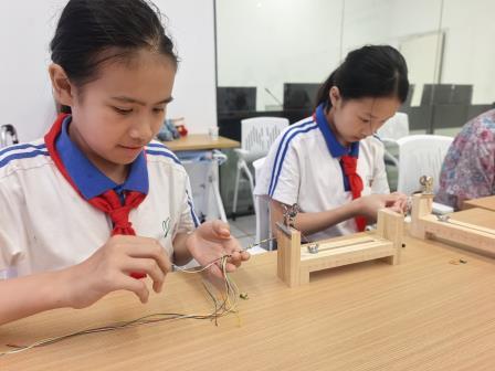 校社联动凝同心 五彩寄情润桑榆 ——深圳市翠北实验小学开展端午节敬老五彩绳手工实践活动