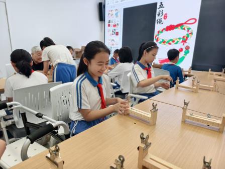 校社联动凝同心 五彩寄情润桑榆 ——深圳市翠北实验小学开展端午节敬老五彩绳手工实践活动