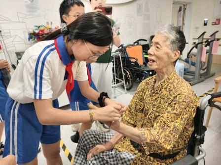 校社联动凝同心 五彩寄情润桑榆 ——深圳市翠北实验小学开展端午节敬老五彩绳手工实践活动