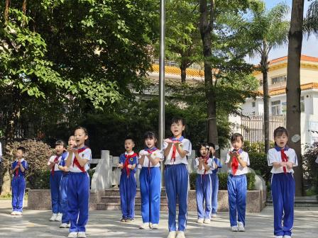 心向阳光，健康成长 ——怡景小学二（1）班向日葵中队开展心理健康主题国旗下展示活动